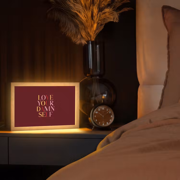 Love your damn self - Kleurrijk - Bordeaux Light Box met kabel (Tafellamp) klein -sfeer1