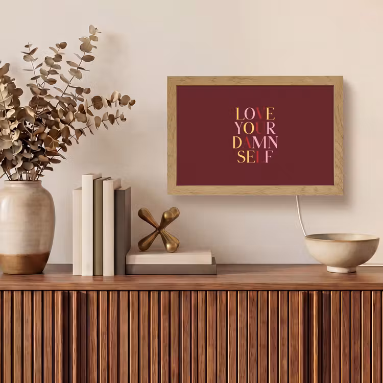 Love your damn self - Kleurrijk - Bordeaux Light Box met kabel (Tafellamp) klein -sfeer2