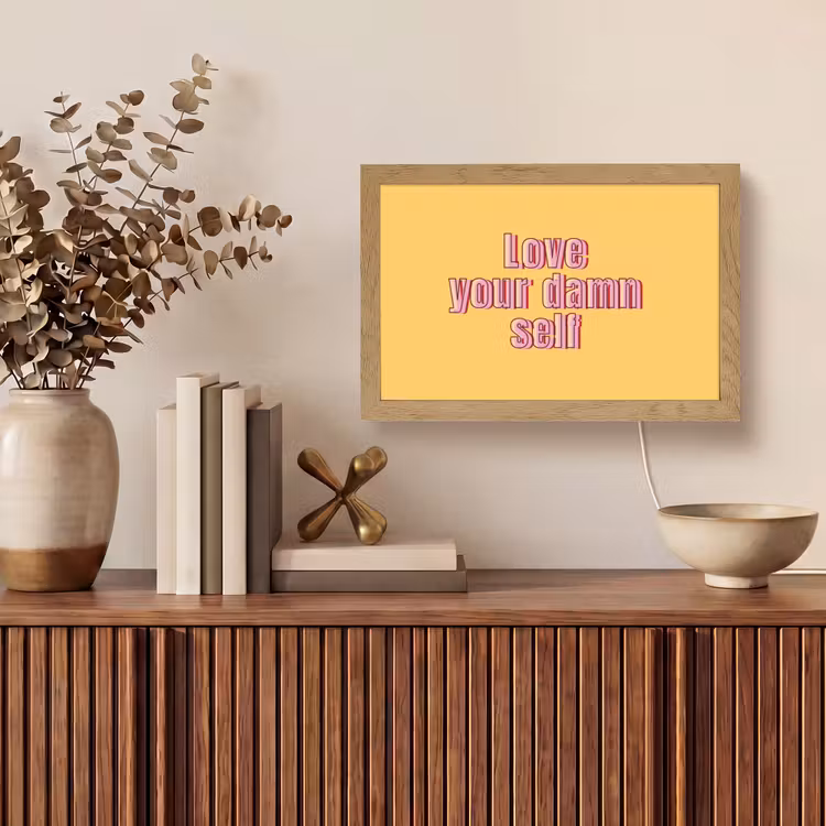 Love yourself - Roze - Geel Light Box met kabel (Tafellamp) klein -sfeer2