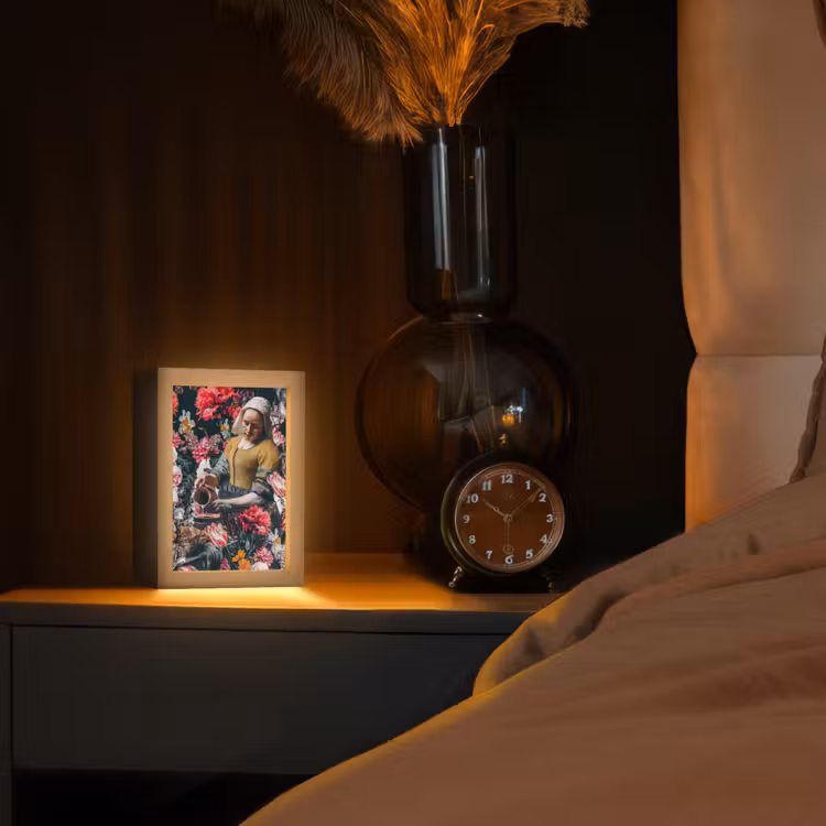Melkmeisje - Johannes Vermeer - Bloemen - Roze Light Box met kabel (Tafellamp) klein -sfeer1