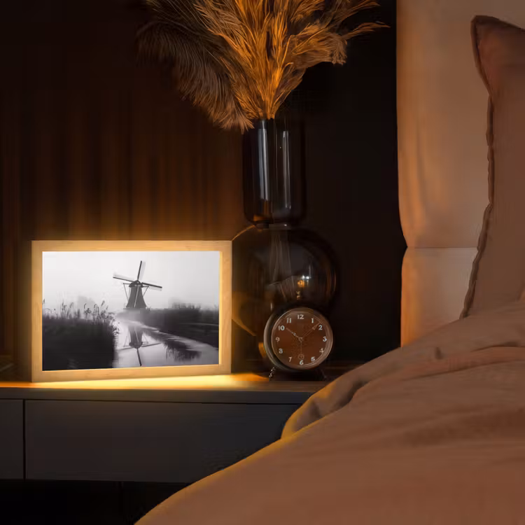 Molen - Weerspiegeling - Landschap - Water Light Box met kabel (Tafellamp) klein -sfeer1