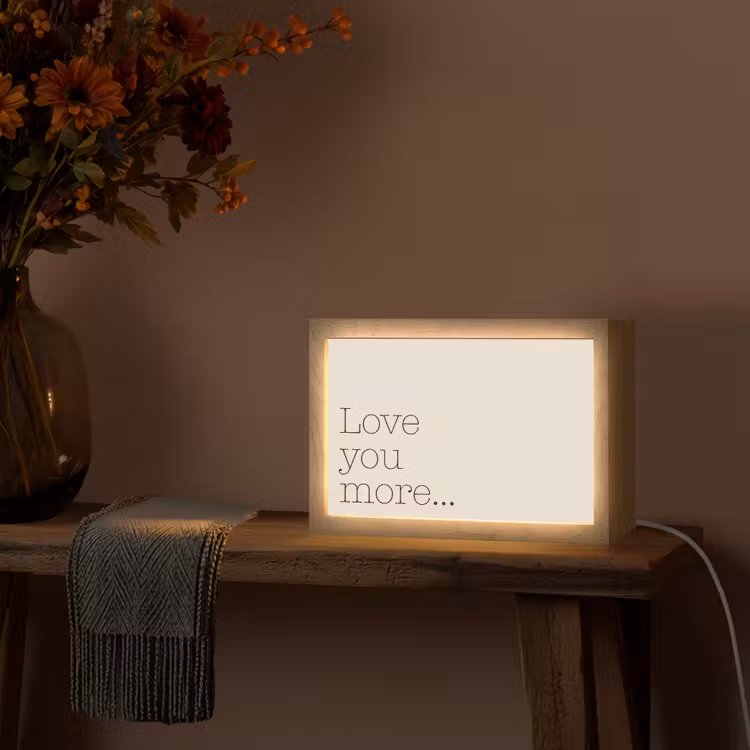 Minimalistisch - Love - Beige Light Box met kabel (Tafellamp) klein -sfeer4