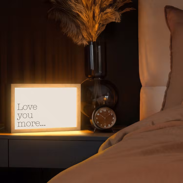 Minimalistisch - Love - Beige Light Box met kabel (Tafellamp) klein -sfeer1