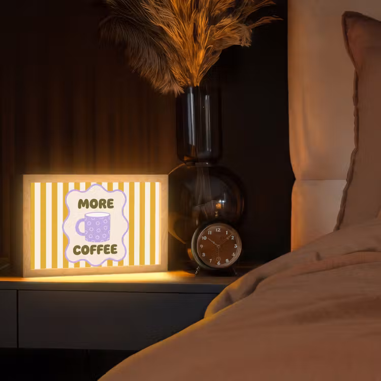 More coffee - Geel - Paars - Strepen - Mok Light Box met kabel (Tafellamp) klein -sfeer1