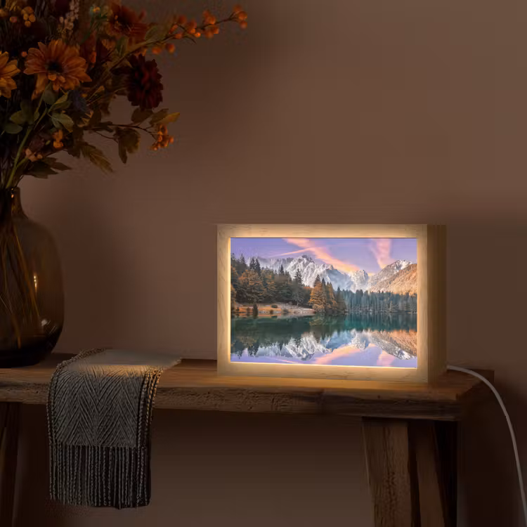 Bergen - Bos - Water - Lucht - Roze - Paars Light Box met kabel (Tafellamp) klein -sfeer4