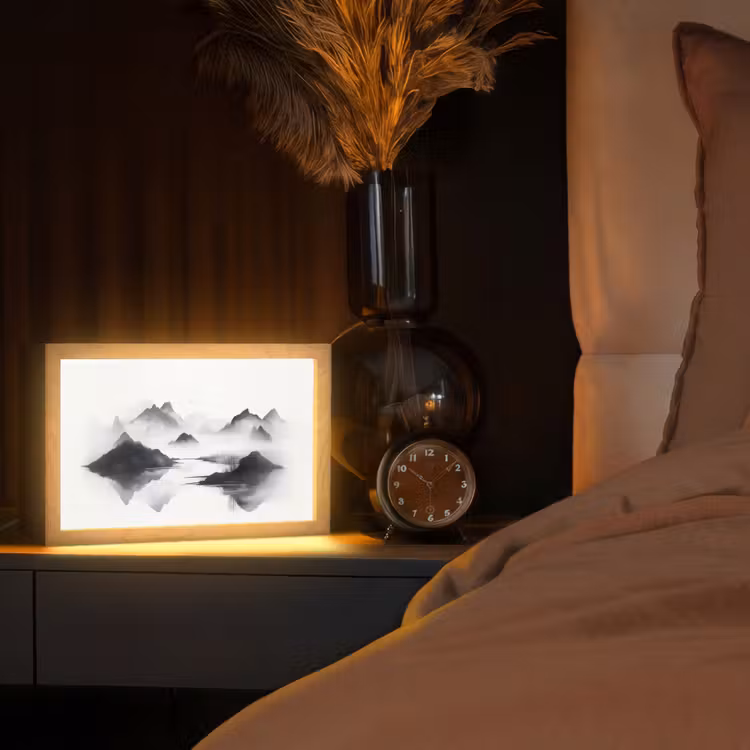 Bergen - Mistig - Water - Wit Light Box met kabel (Tafellamp) klein -sfeer1