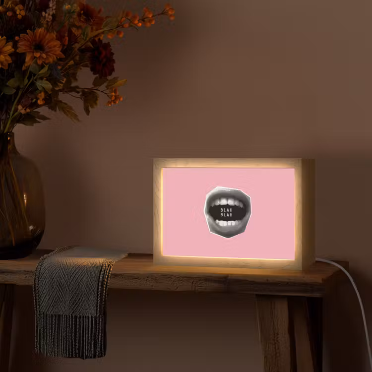 Mond - BLAH BLAH - Roze Light Box met kabel (Tafellamp) klein -sfeer4