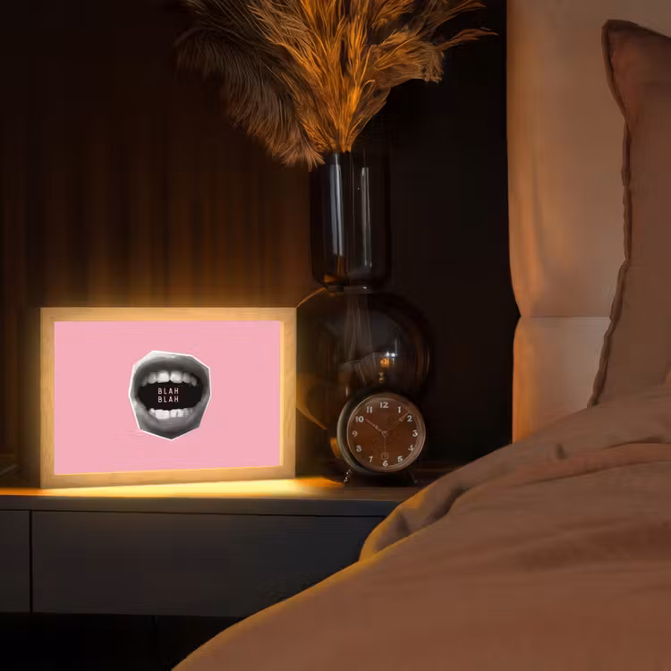 Mond - BLAH BLAH - Roze Light Box met kabel (Tafellamp) klein -sfeer1