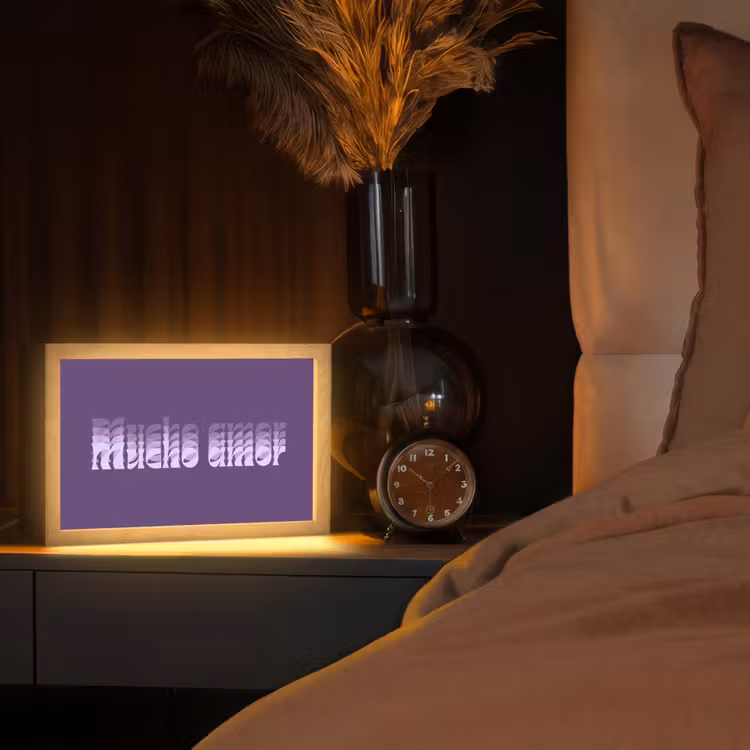 Mucho amor - Paars - Grafisch Light Box met kabel (Tafellamp) klein -sfeer1