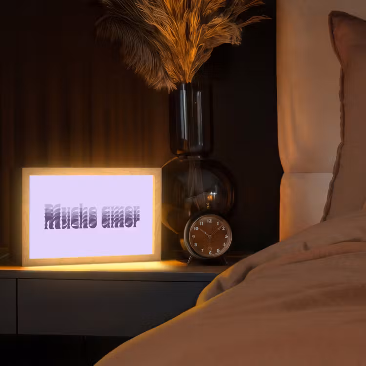 Mucho amor - Paars - Gelaagde letters Light Box met kabel (Tafellamp) klein -sfeer1