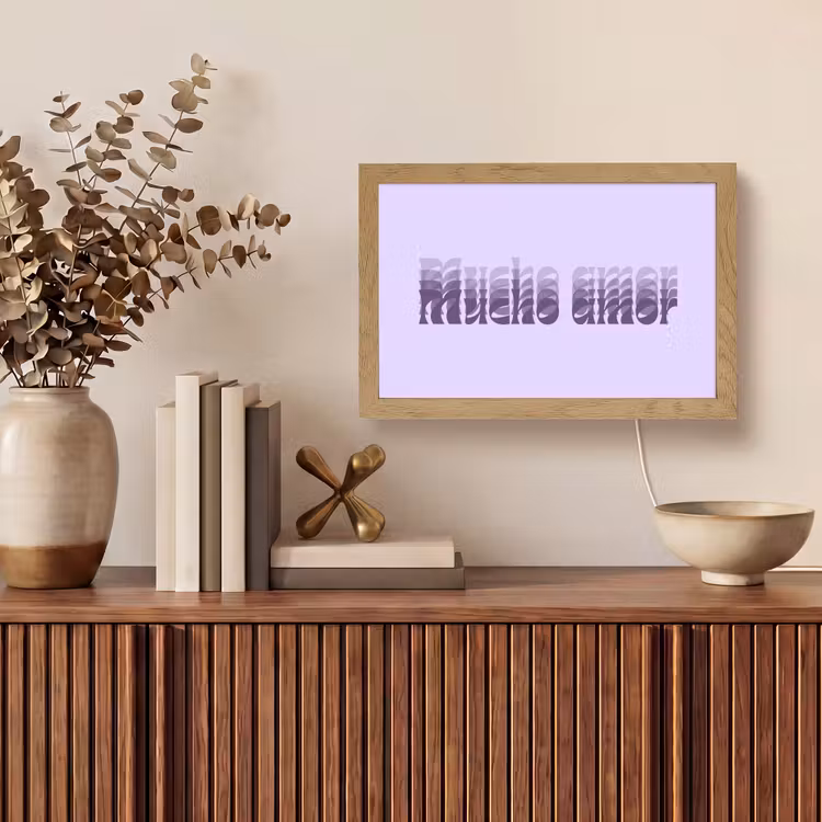 Mucho amor - Paars - Gelaagde letters Light Box met kabel (Tafellamp) klein -sfeer2