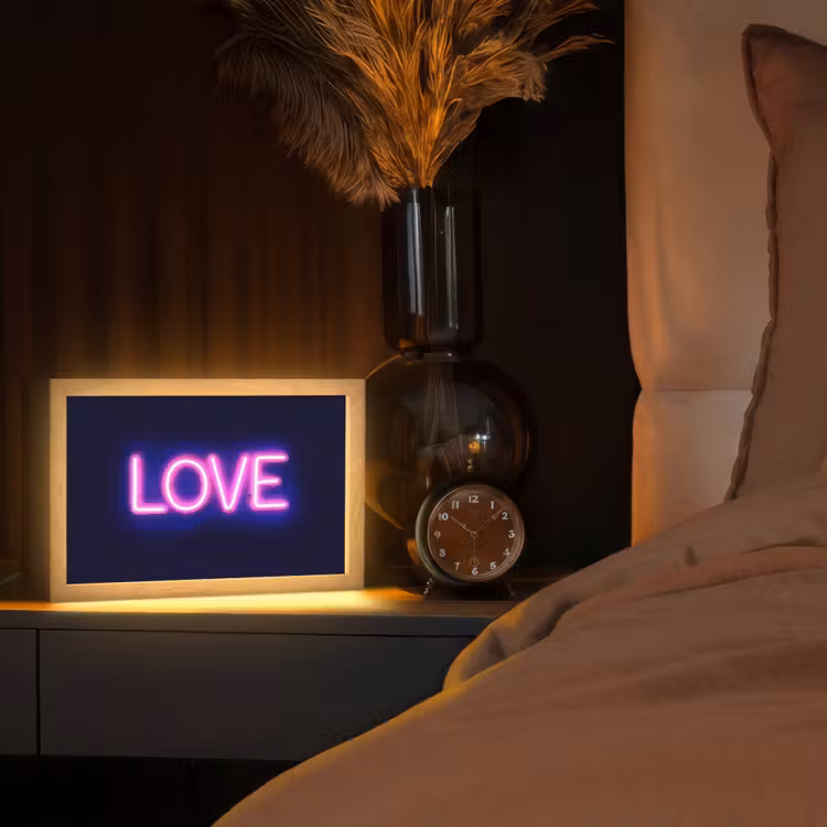 Neon - Love - Valentijn Light Box met kabel (Tafellamp) klein -sfeer1