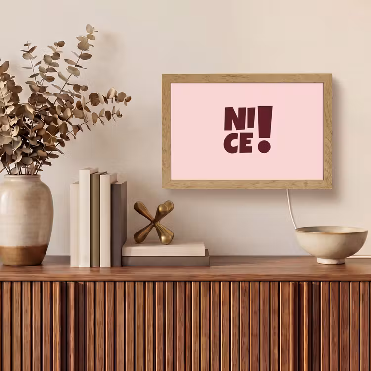Nice - Uitroepteken - Roze Light Box met kabel (Tafellamp) klein -sfeer2