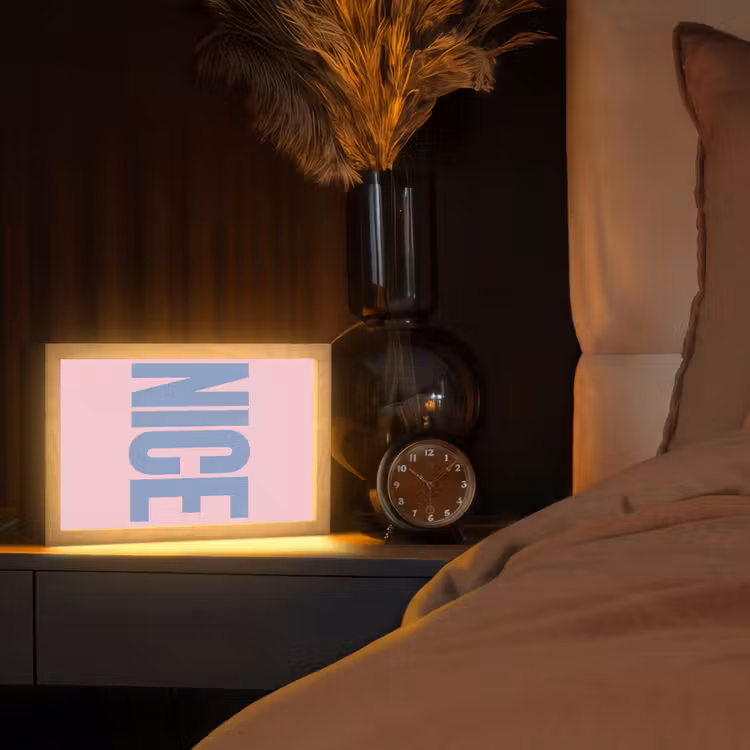 Nice - Paars - Roze Light Box met kabel (Tafellamp) klein -sfeer1