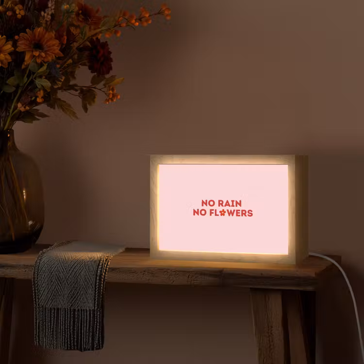 No rain no flowers - Minimalistisch - Roze - Bloem Light Box met kabel (Tafellamp) klein -sfeer4