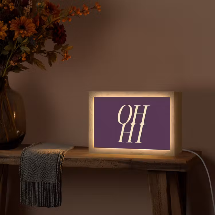 Oh hi - Paars - Minimalistisch Light Box met kabel (Tafellamp) klein -sfeer4