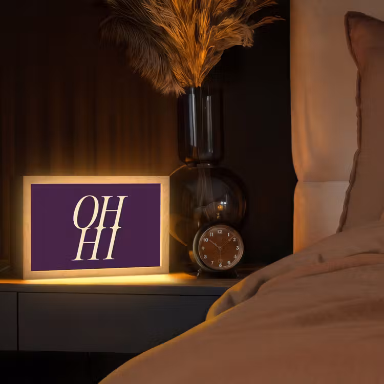 Oh hi - Paars - Minimalistisch Light Box met kabel (Tafellamp) klein -sfeer1