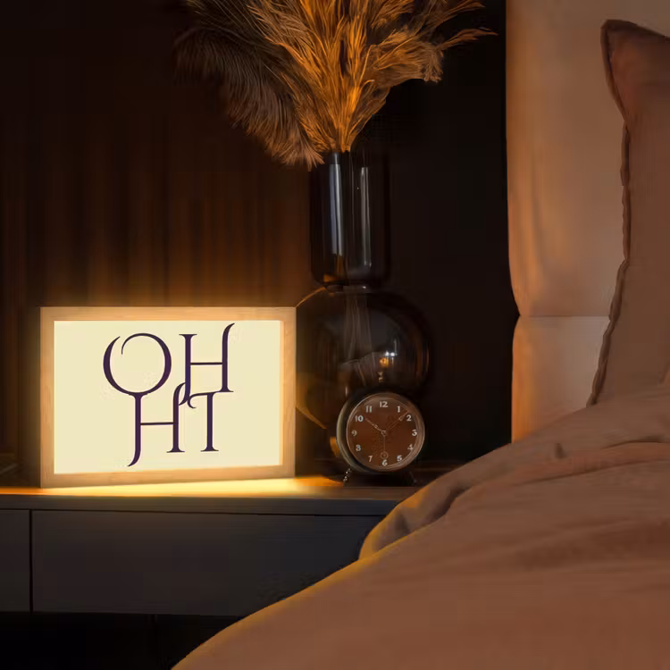 Oh hi - Geel - Monogram Light Box met kabel (Tafellamp) klein -sfeer1