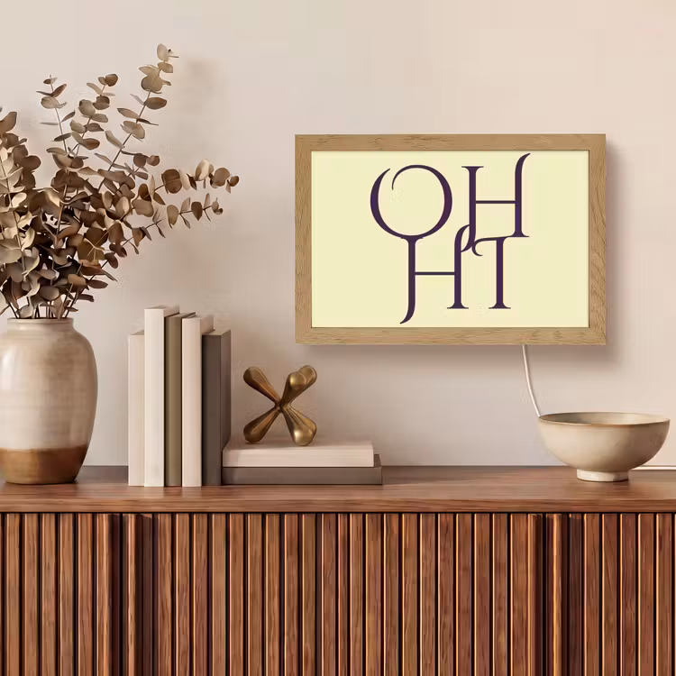 Oh hi - Geel - Monogram Light Box met kabel (Tafellamp) klein -sfeer2