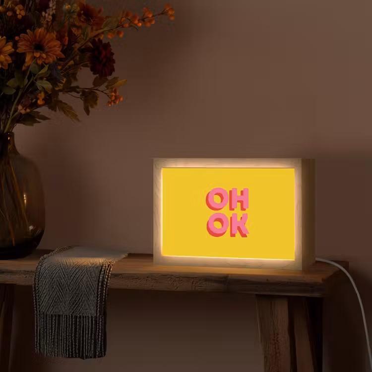 Oh ok - 3D - Geel - Roze Light Box met kabel (Tafellamp) klein -sfeer4