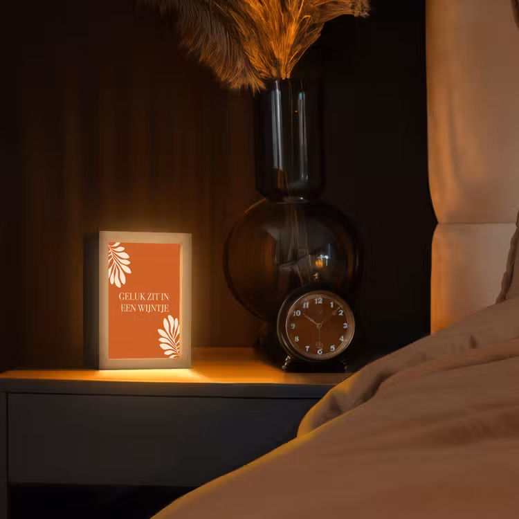 Oranje - Wijntje - Quote Light Box met kabel (Tafellamp) klein -sfeer1