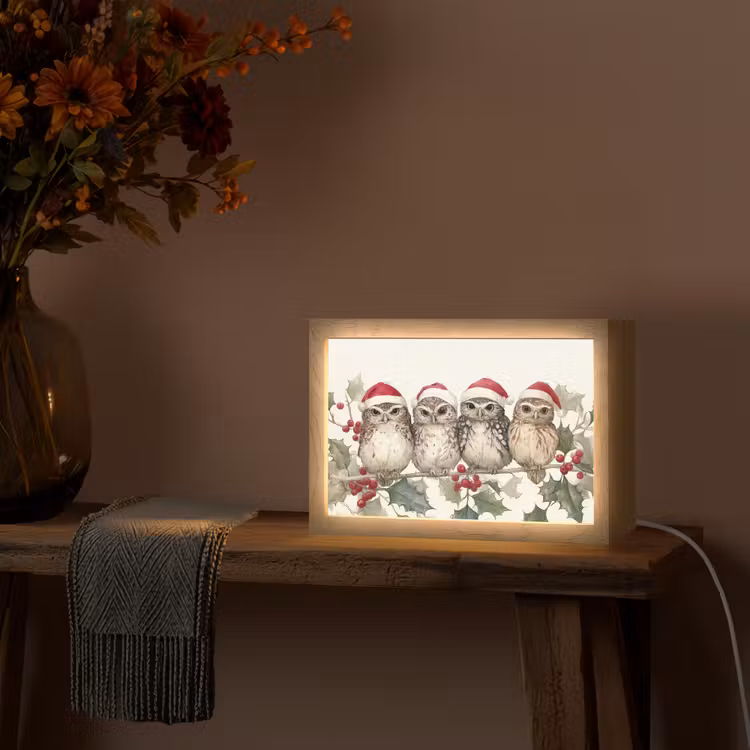 Uilen - Tak - Hulstblaadjes - Kerstmuts Light Box met kabel (Tafellamp) klein -sfeer4