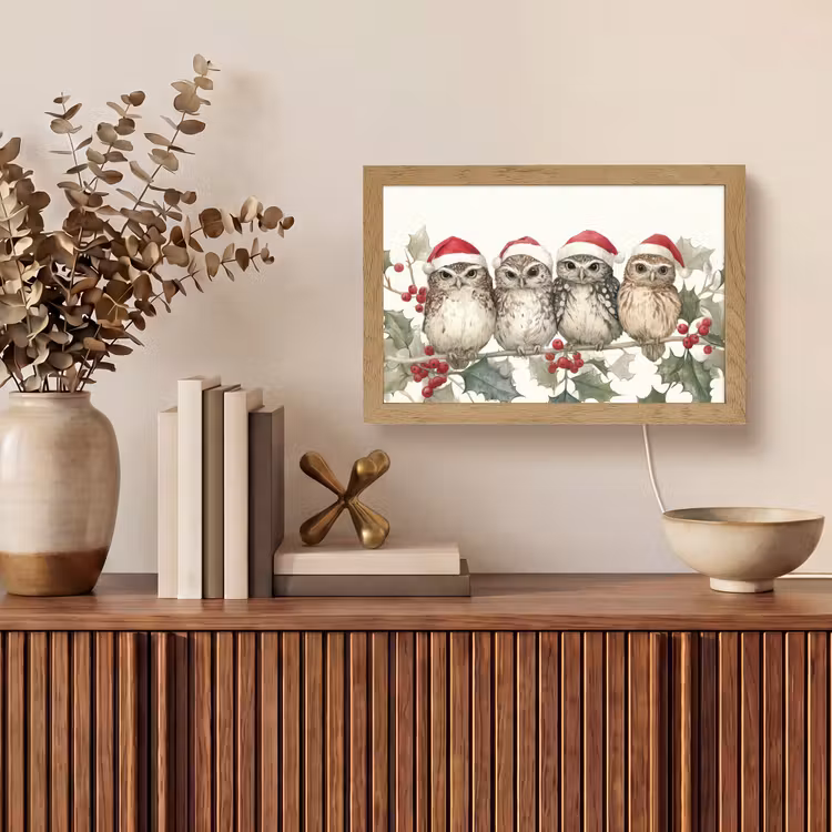 Uilen - Tak - Hulstblaadjes - Kerstmuts Light Box met kabel (Tafellamp) klein -sfeer2