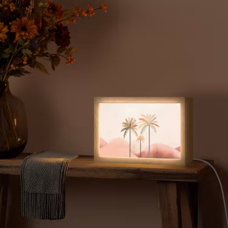 Palmbomen - Heuvels - Minimalistisch - Zachtroze Light Box met kabel (Tafellamp) klein -sfeer4