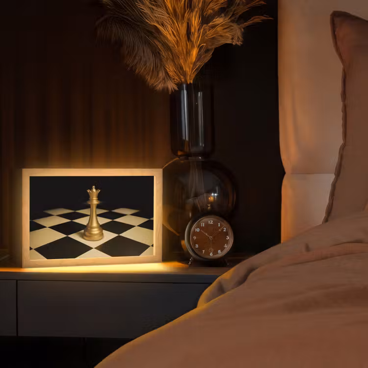 Koningin - Schaakstuk - Geblokt - Goud Light Box met kabel (Tafellamp) klein -sfeer1