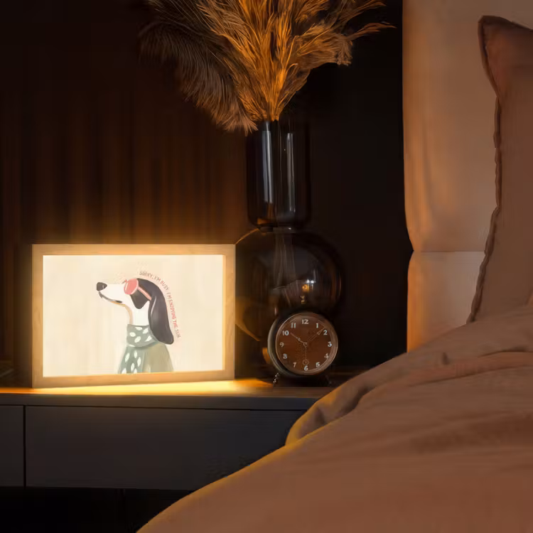 Quote - Hond - Zonnebril Light Box met kabel (Tafellamp) klein -sfeer1