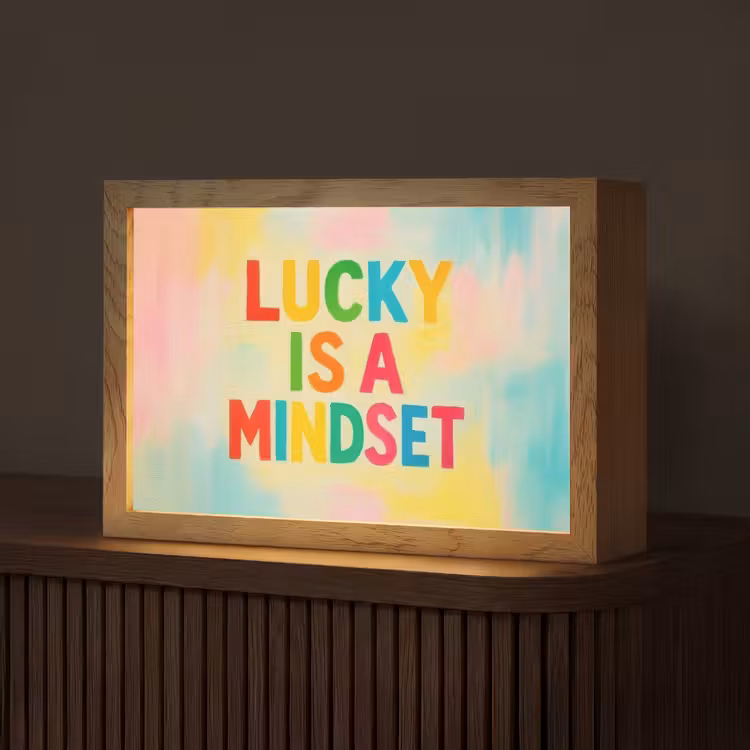 Quote - Lucky - Regenboogkleuren Light Box met kabel (Tafellamp) klein -z3d_website