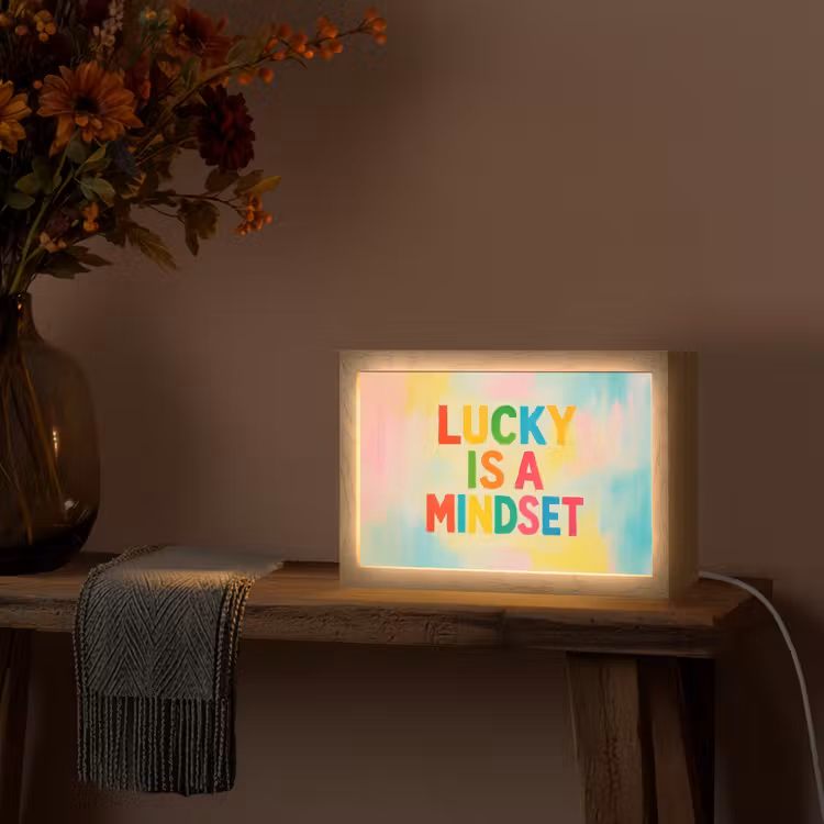 Quote - Lucky - Regenboogkleuren Light Box met kabel (Tafellamp) klein -sfeer4