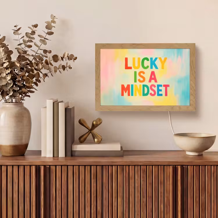 Quote - Lucky - Regenboogkleuren Light Box met kabel (Tafellamp) klein -sfeer2