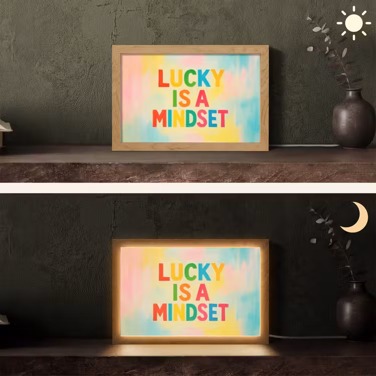 Quote - Lucky - Regenboogkleuren Light Box met kabel (Tafellamp) klein -sfeer3