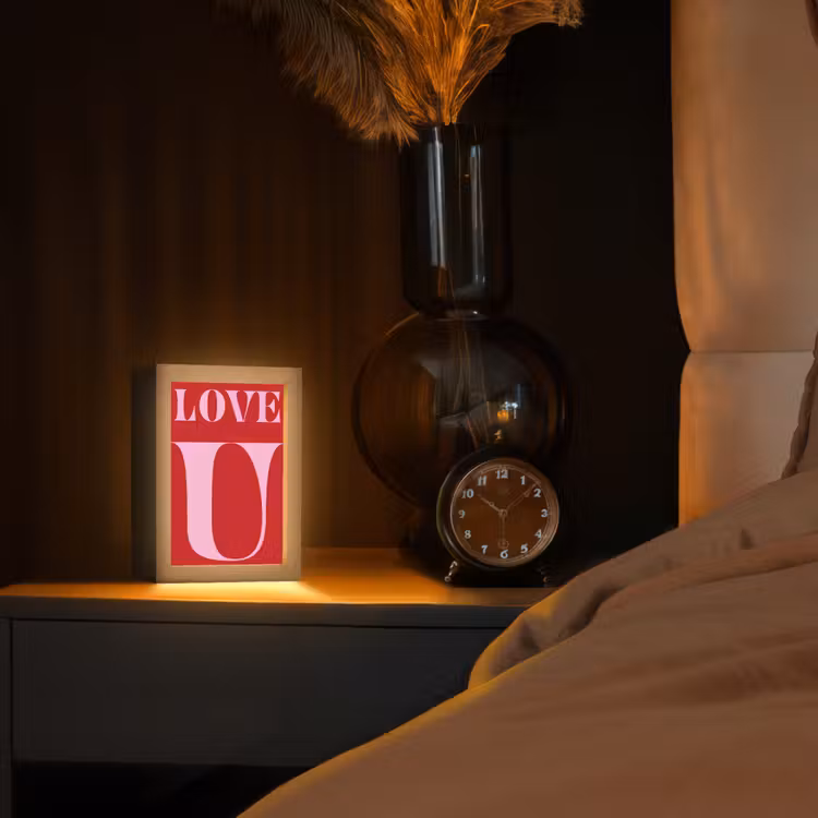 Rood - Love - Valentijn - Roze Light Box met kabel (Tafellamp) klein -sfeer1