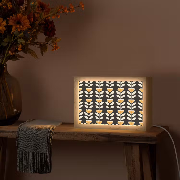Retro - Bloem - Zwart - Okergeel Light Box met kabel (Tafellamp) klein 924 -sfeer4