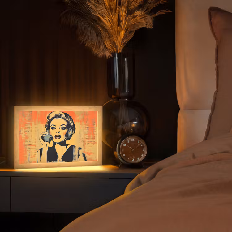Retro - Vrouw - Koptelefoon - Oranje Light Box met kabel (Tafellamp) klein -sfeer1