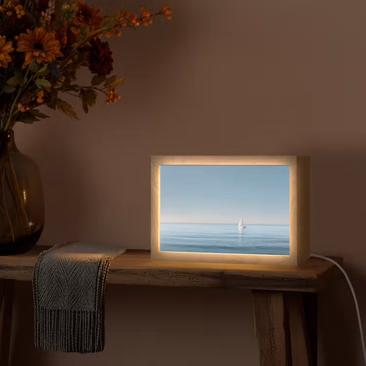 Zeilbootje - Kalme zee - Helderblauwe hemel Light Box met kabel (Tafellamp) klein -sfeer4