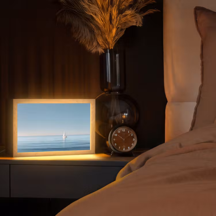 Zeilbootje - Kalme zee - Helderblauwe hemel Light Box met kabel (Tafellamp) klein -sfeer1