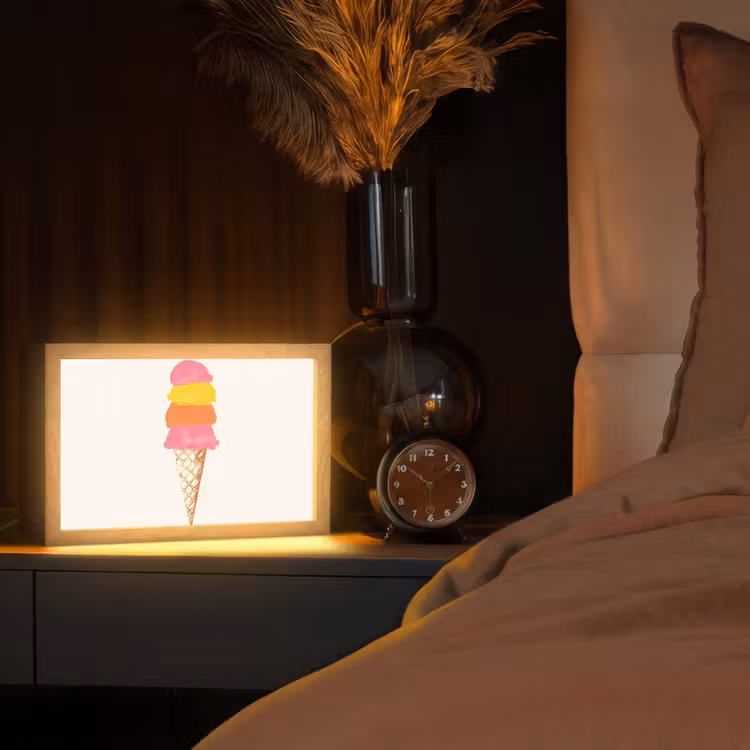 Schepijs - Hoorntje - Illustratie - Minimalistisch Light Box met kabel (Tafellamp) klein -sfeer1