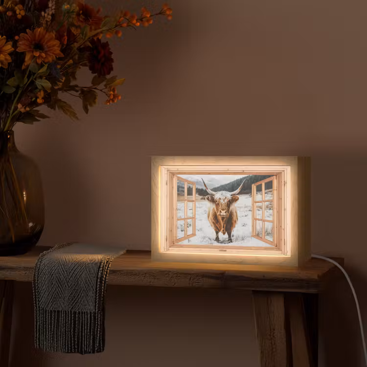 Schotse Hooglander - Landschap - Landelijk - Bergen - Winter - Doorkijk Light Box met kabel (Tafellamp) klein -sfeer4