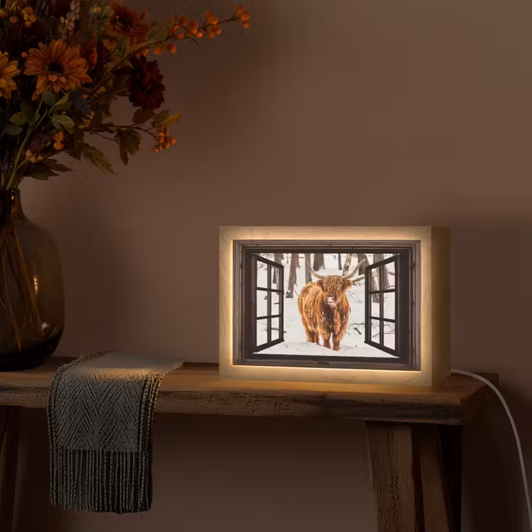 Schotse Hooglander - Sneeuw - Natuur - Dieren - Doorkijk - Winter Light Box met kabel (Tafellamp) klein -sfeer4