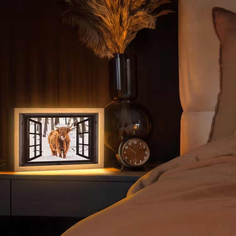 Schotse Hooglander - Sneeuw - Natuur - Dieren - Doorkijk - Winter Light Box met kabel (Tafellamp) klein -sfeer1