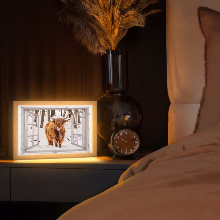 Schotse Hooglander - Sneeuw - Winter - Natuur - Dier - Doorkijk - Landelijk Light Box met kabel (Tafellamp) klein -sfeer1
