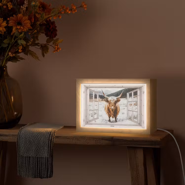 Schotse Hooglander - Winterlandschap - Landelijk - Bergen - Doorkijk Light Box met kabel (Tafellamp) klein -sfeer4