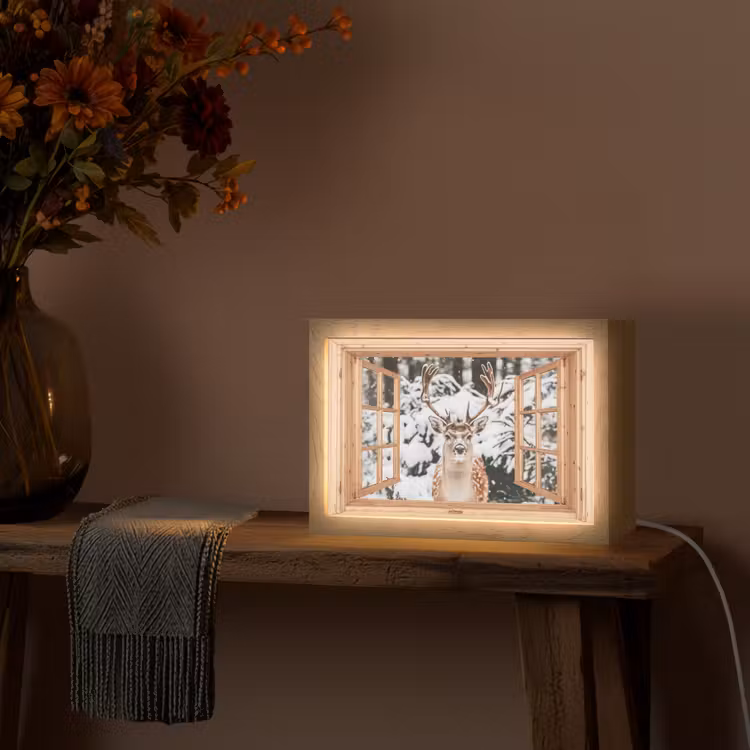 Doorkijk - Hert - Sneeuw - Winter - Bos - Dieren Light Box met kabel (Tafellamp) klein -sfeer4