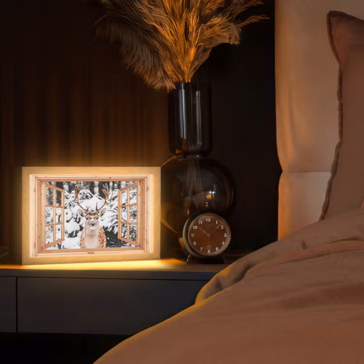 Doorkijk - Hert - Sneeuw - Winter - Bos - Dieren Light Box met kabel (Tafellamp) klein -sfeer1