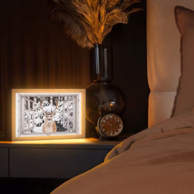 Doorkijk - Hert - Sneeuw - Winter - Bos - Dieren - Natuur Light Box met kabel (Tafellamp) klein -sfeer1
