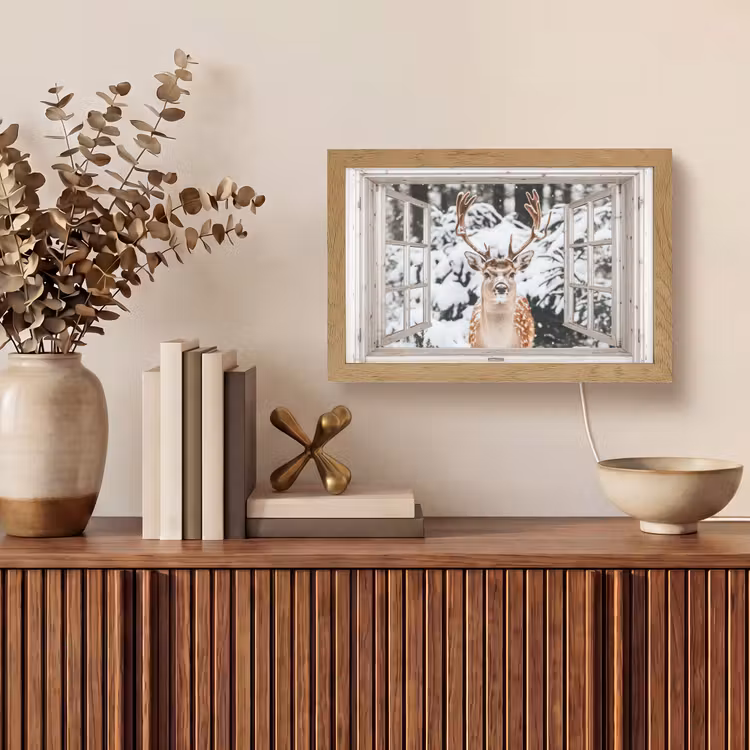 Doorkijk - Hert - Sneeuw - Winter - Bos - Dieren - Natuur Light Box met kabel (Tafellamp) klein -sfeer2