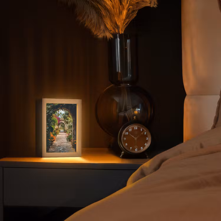Doorkijk - Bloemen - Poort - Stenen Light Box met kabel (Tafellamp) klein -sfeer1